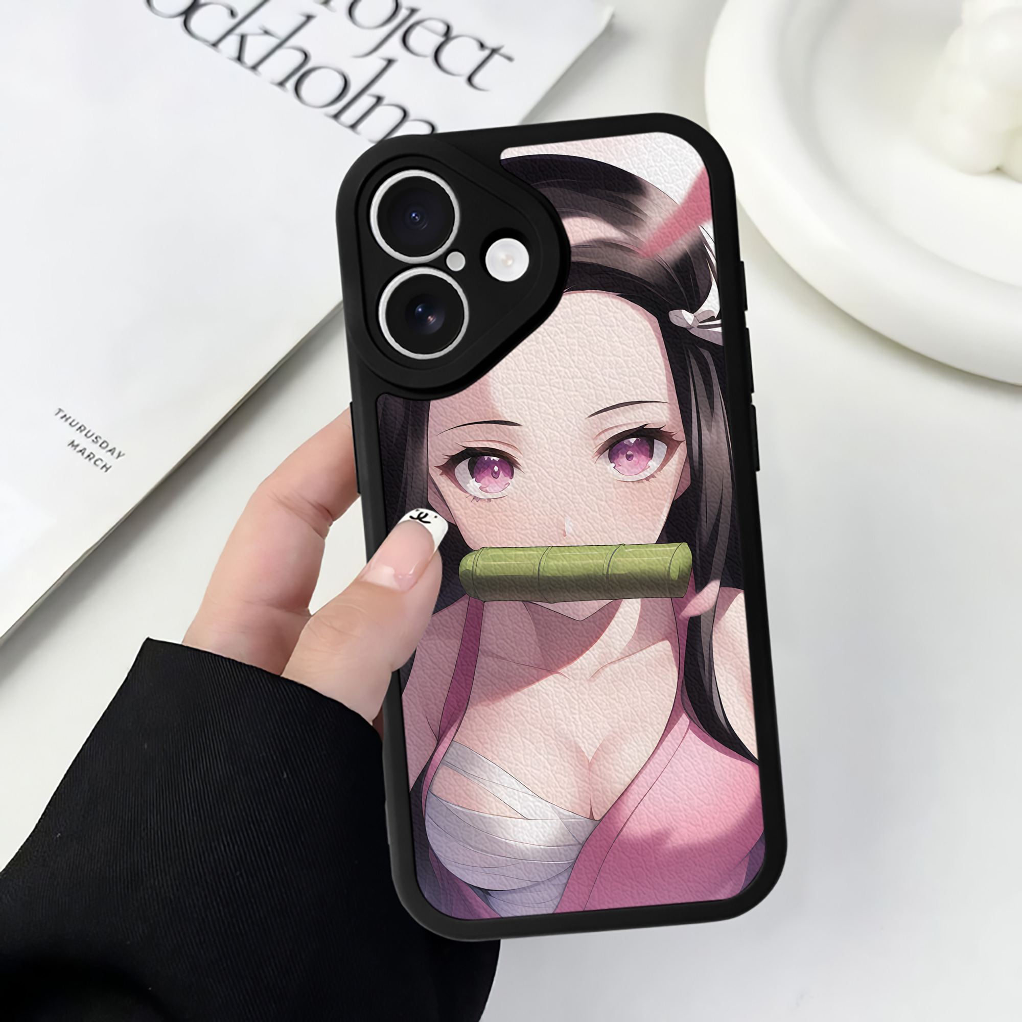 （画像用） 鬼滅の刃（きめつのやいば）竈門 禰󠄀豆子／かまど ねずこ Kamado Nezuko 【iPhone 16シリーズ対応】シリコンスマホケース（レザー調） 材質：シリコン